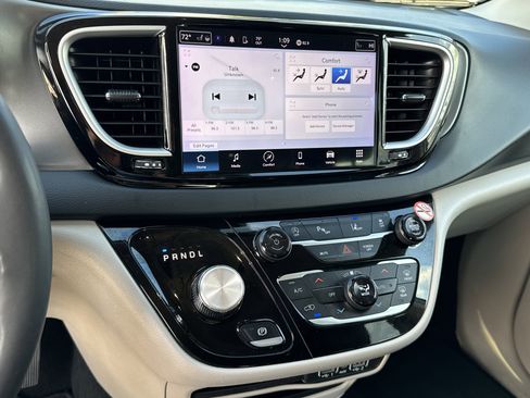 Used 2024 Chrysler Pacifica Touring-L image 28