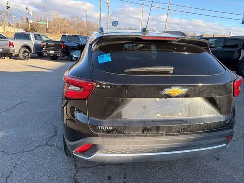 Used 2025 Chevrolet Trax LT w/ LT Convenience Package image 16
