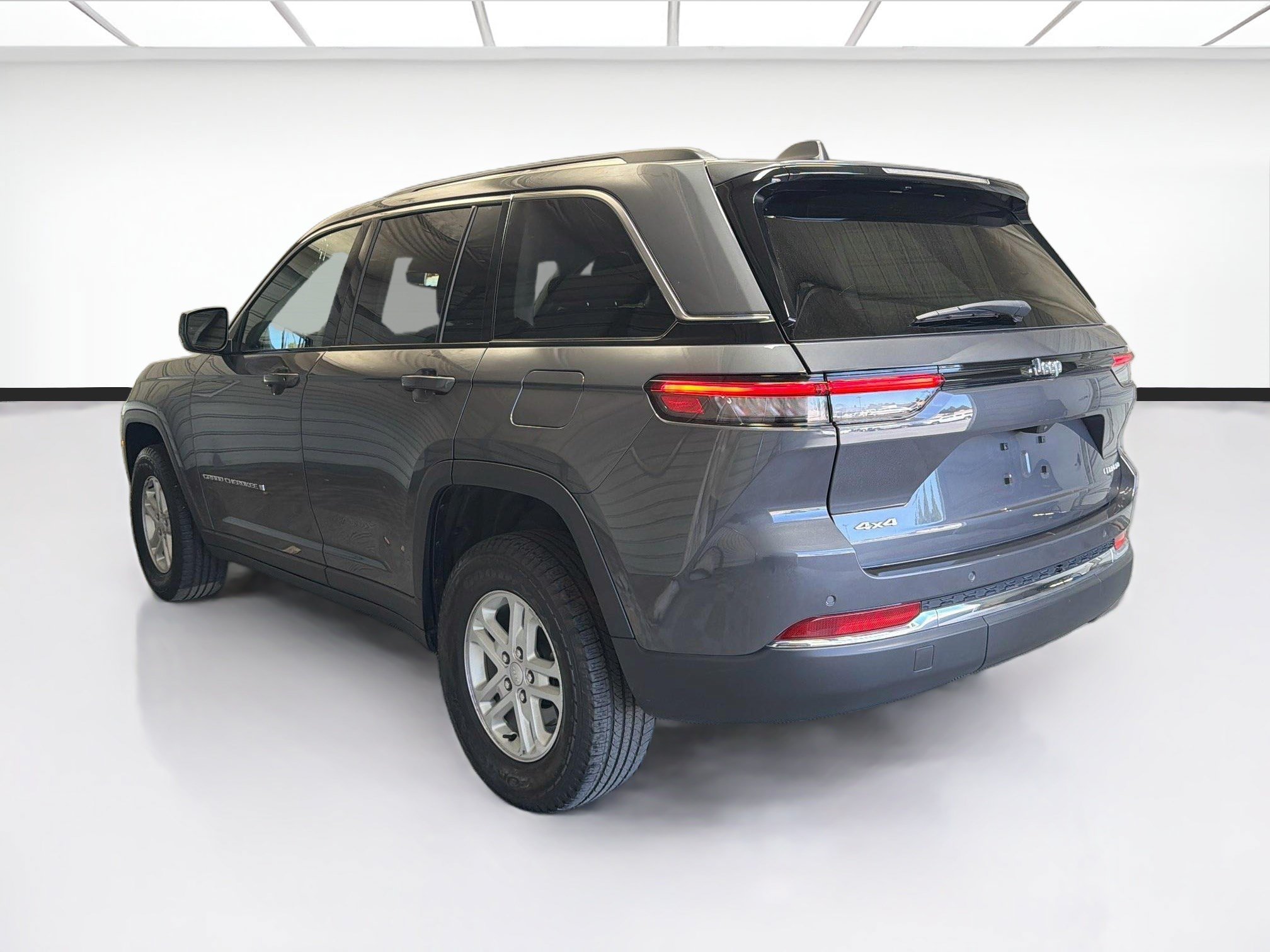 Used 2023 Jeep Grand Cherokee Laredo AWD/4WD image 6