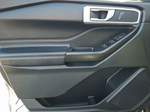 Used 2020 Ford Explorer XLT w/ Equipment Group 202A AWD/4WD image 14