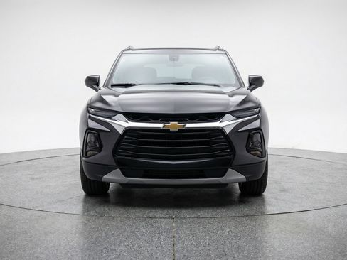 Used 2025 Chevrolet Blazer LT FWD image 2