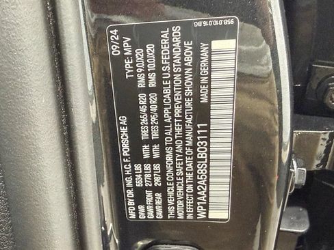 Certified 2025 Porsche Macan AWD/4WD image 27