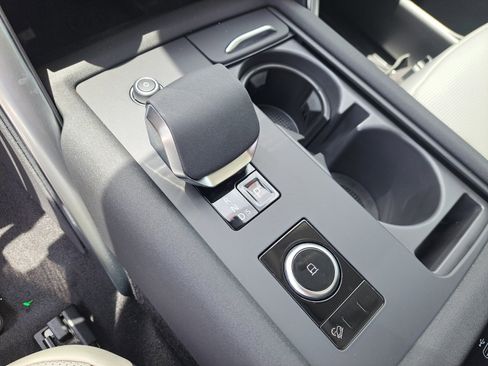 Used 2025 Land Rover Discovery Dynamic SE image 12