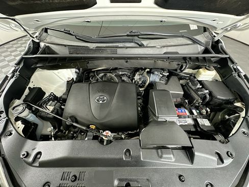 Used 2018 Toyota Highlander XLE w/ Carpet Mat Package (TMS) image 35