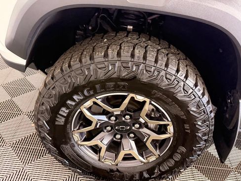 Used 2025 Chevrolet Colorado ZR2 w/ Technology Package AWD/4WD image 14