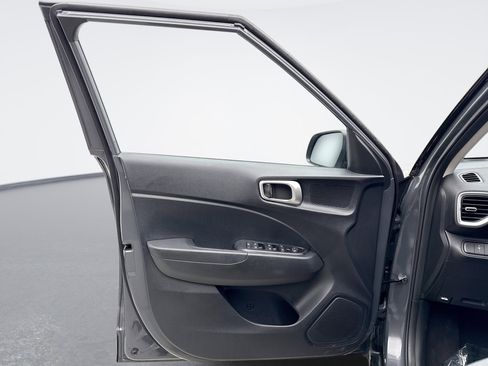 Used 2025 Hyundai Venue SEL FWD image 9