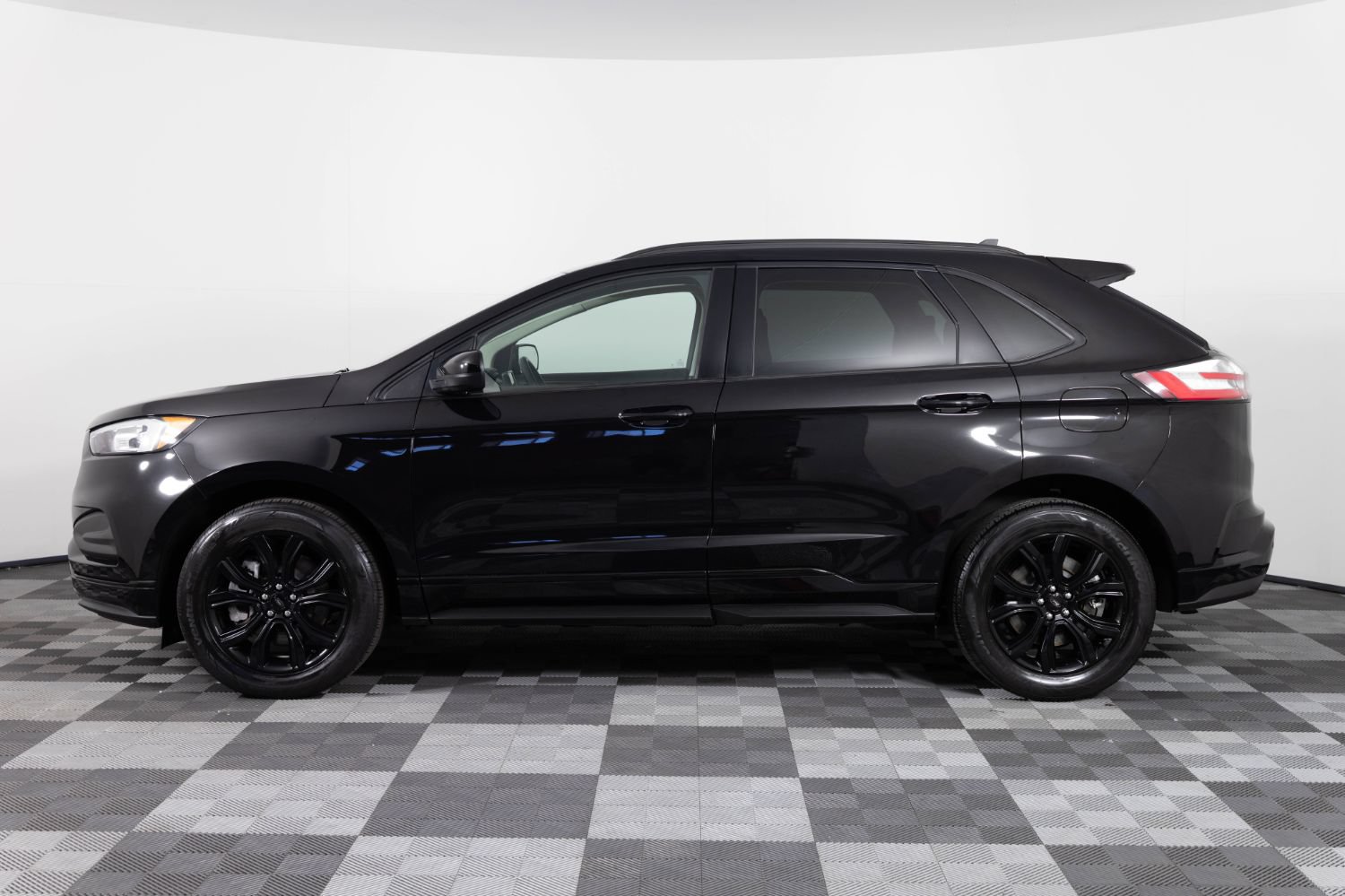 Used 2022 Ford Edge SE w/ Black Appearance Package AWD/4WD image 3