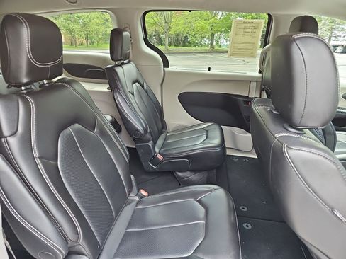 Used 2023 Chrysler Pacifica Touring-L FWD image 14