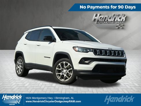 Used 2024 Jeep Compass Latitude w/ Sun and Sound Group AWD/4WD image 1