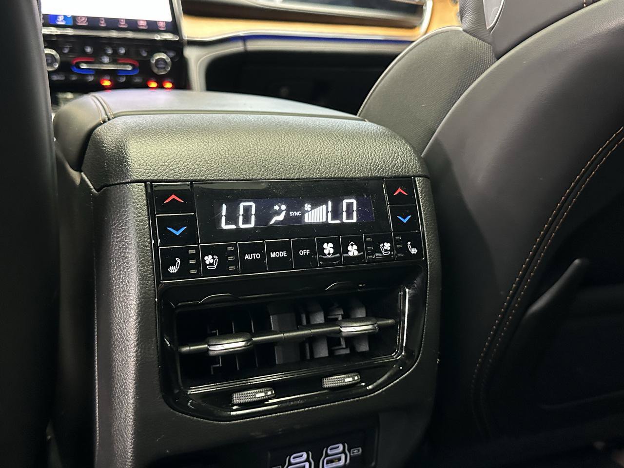 Used 2023 Jeep Grand Cherokee Summit AWD/4WD image 19