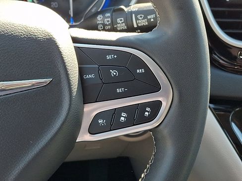 Used 2023 Chrysler Pacifica Touring-L image 22