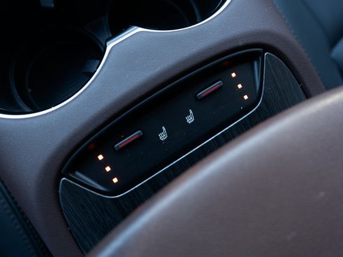 Used 2024 Toyota Venza XLE image 29