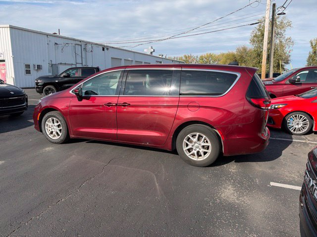 Used 2023 Chrysler Pacifica Touring-L FWD image 7