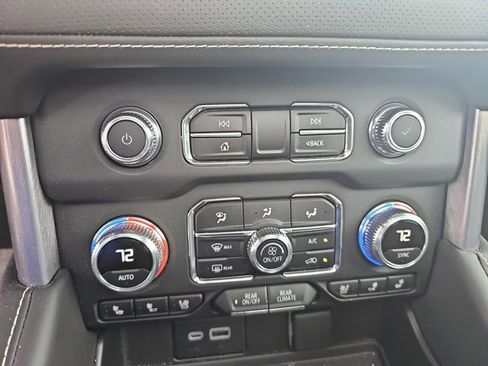 Used 2024 GMC Yukon XL SLT w/ SLT Luxury Package image 23