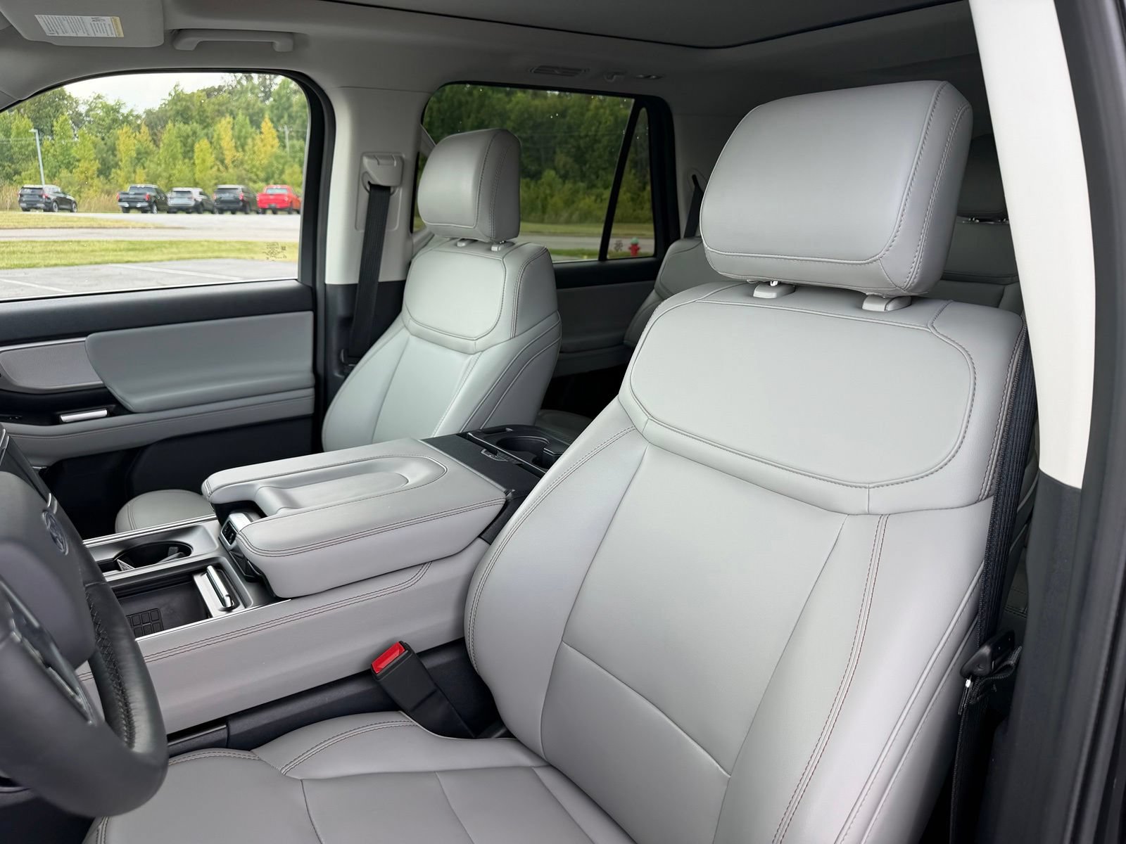 Used 2025 Ford Expedition Active AWD/4WD image 13