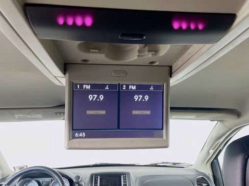 Used 2015 Chrysler Town & Country Touring image 22