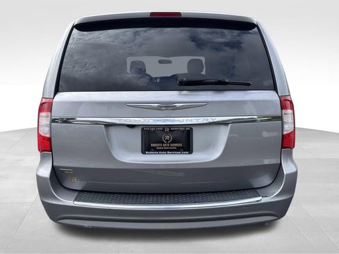 Used 2016 Chrysler Town & Country Touring FWD image 4