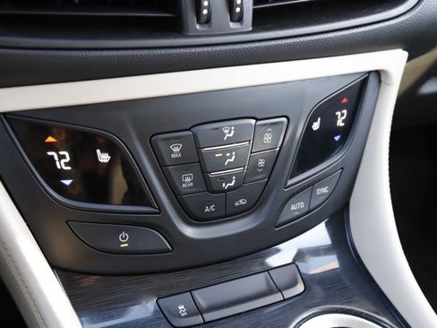Used 2018 Buick Envision Essence image 28