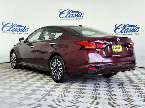 Used 2024 Nissan Altima 2.5 SV image 2