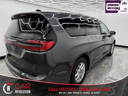 Used 2023 Chrysler Pacifica Touring-L FWD image 10