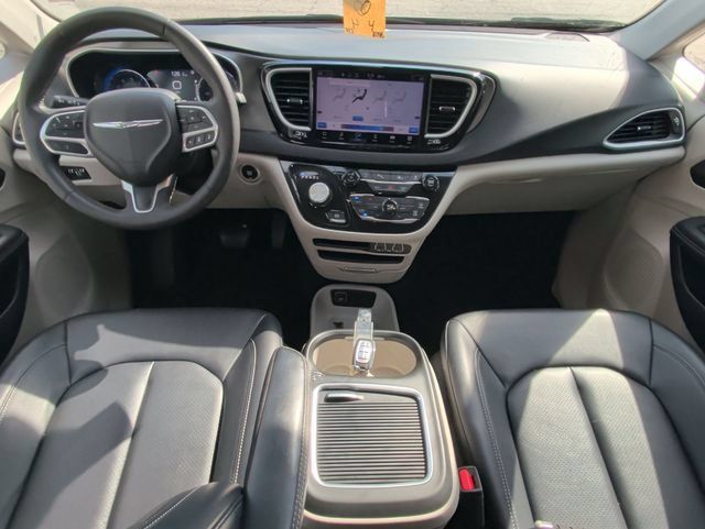 Used 2024 Chrysler Pacifica Touring-L FWD image 23