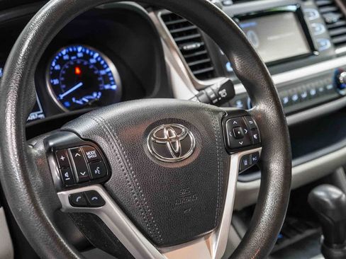 Used 2019 Toyota Highlander LE w/ Carpet Mat Package (TMS) FWD image 20
