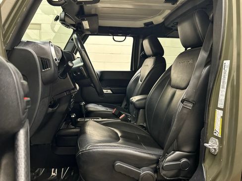 Used 2016 Jeep Wrangler Unlimited Sahara w/ Dual Top Group AWD/4WD image 9