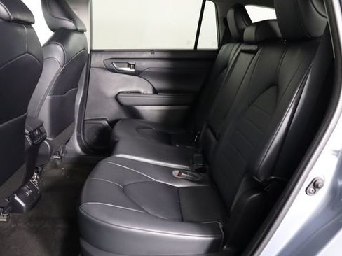 Used 2023 Toyota Highlander XLE FWD image 16