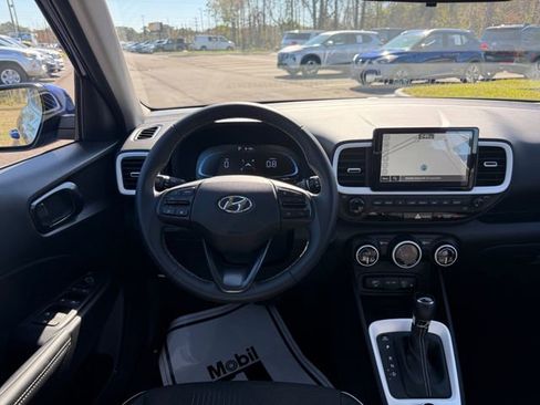 Used 2025 Hyundai Venue Limited image 4
