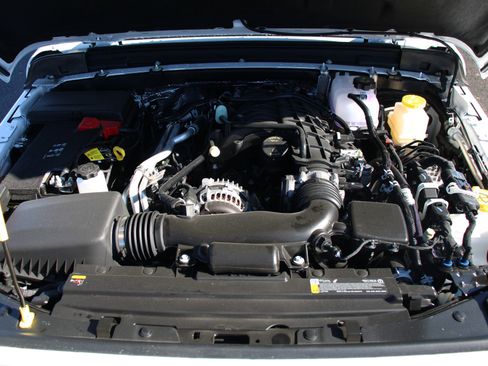 Used 2026 Jeep Gladiator Rubicon w/ Technology Group AWD/4WD image 38