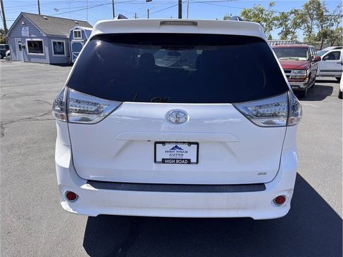 Used 2017 Toyota Sienna SE w/ SE Preferred Package FWD image 4