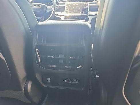 New 2025 Jeep Grand Cherokee Altitude image 9