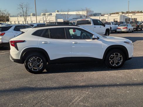 Used 2025 Chevrolet Trax LT w/ LT Convenience Package image 10