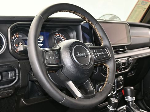 Used 2024 Jeep Gladiator Sport w/ Premium Package image 14