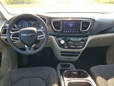 Used 2017 Chrysler Pacifica Touring Plus w/ Tire & Wheel Group FWD image 31