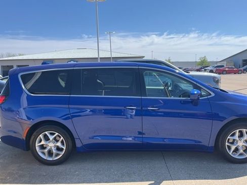 Used 2018 Chrysler Pacifica Touring Plus w/ Tire & Wheel Group FWD image 4