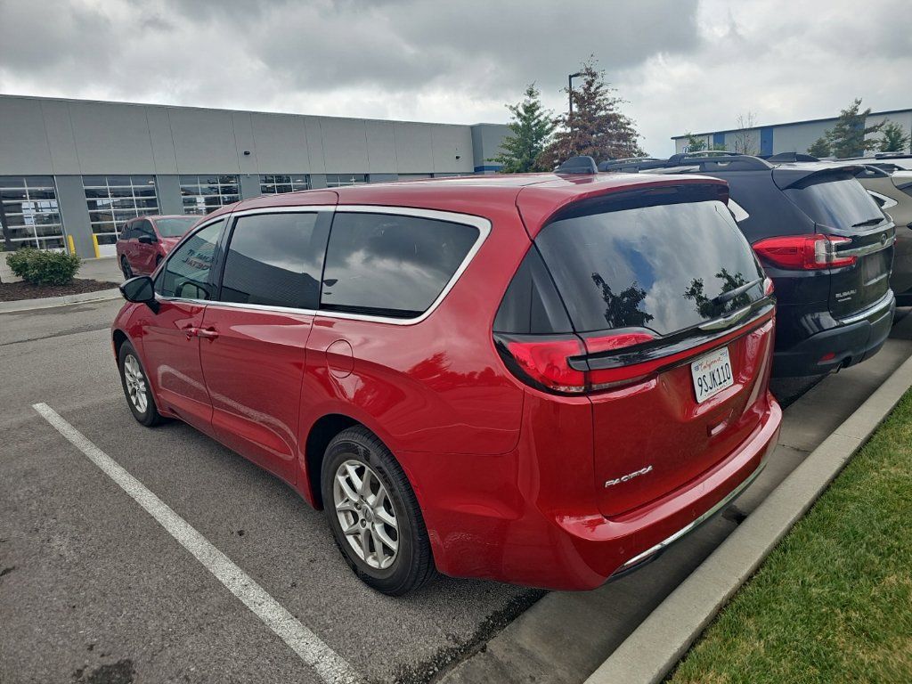 Used 2025 Chrysler Pacifica Select FWD image 7