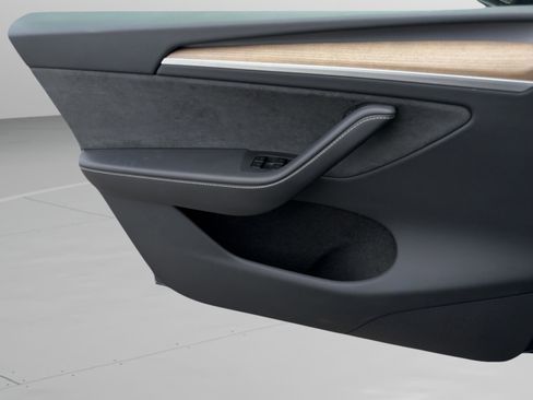 Used 2025 Tesla Model Y Long Range image 19