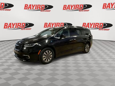 Used 2021 Chrysler Pacifica Touring-L FWD image 4