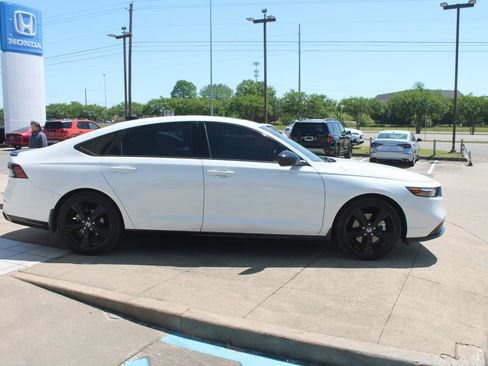 Used 2023 Honda Accord Sport image 3