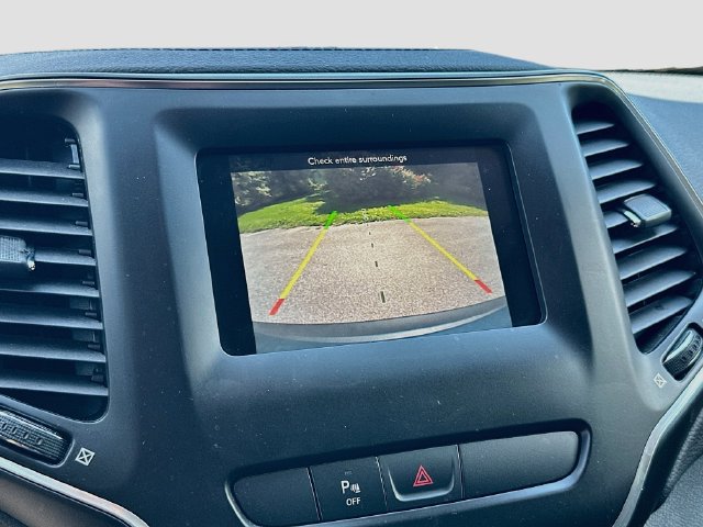 Used 2019 Jeep Cherokee Latitude Plus w/ Trailer Tow Group AWD/4WD image 14