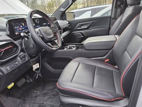 Certified 2025 Chevrolet Silverado EV RST AWD/4WD image 15