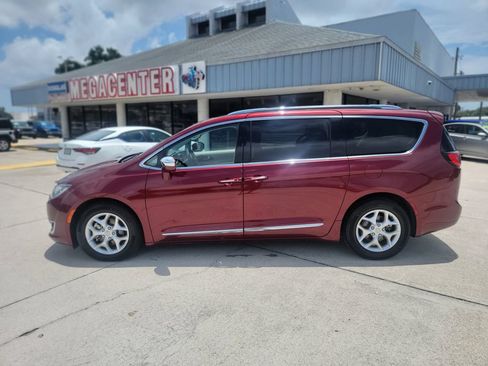Used 2020 Chrysler Pacifica Limited FWD image 2