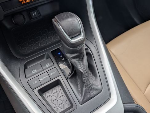Used 2019 Toyota RAV4 XLE Premium FWD image 30