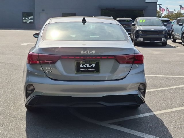 Used 2022 Kia Forte LXS w/ LXS Technology Package FWD image 4