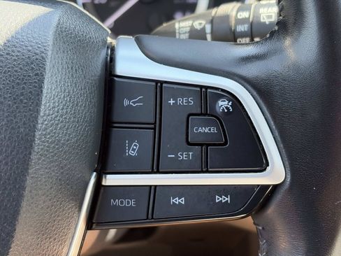 Used 2023 Toyota Highlander XLE FWD image 26