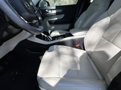 Used 2023 Volvo XC40 B5 Plus image 17