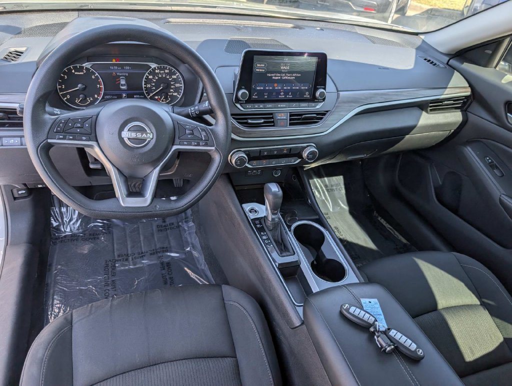Used 2024 Nissan Altima 2.5 SV FWD image 17