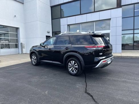 Used 2025 Nissan Pathfinder SL FWD image 3