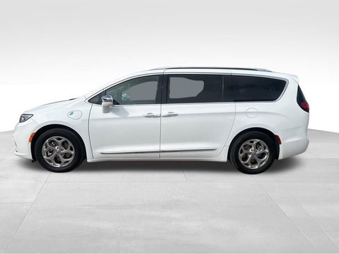 Used 2021 Chrysler Pacifica Limited w/ Premium & Safety Sphere Group FWD image 4